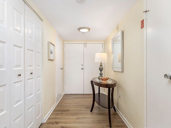 3rd image of 404 Paradise Rd APT 1C