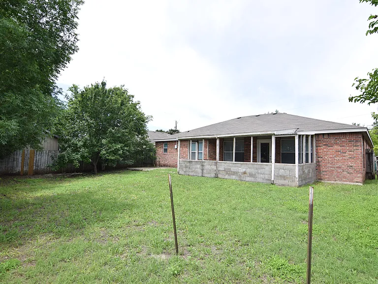 2107 Miller St — Photo 18