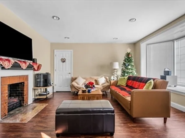 148 N Franklin St #1, Holbrook, MA 02343