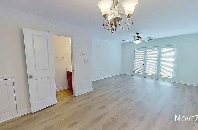 1336 Green Oaks Ln #E — Photo 23