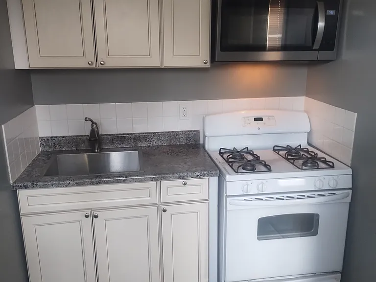 1402 Filbert St #B — Photo 3