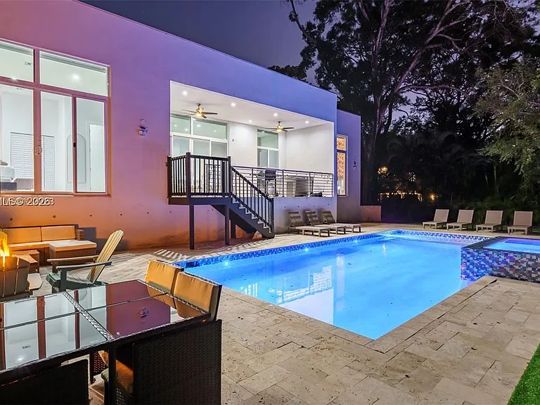 1759 SW 30th Pl — Photo 3