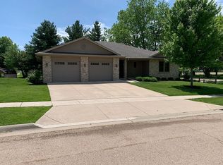 300 Autumnwood Ln, Dixon, IL 61021