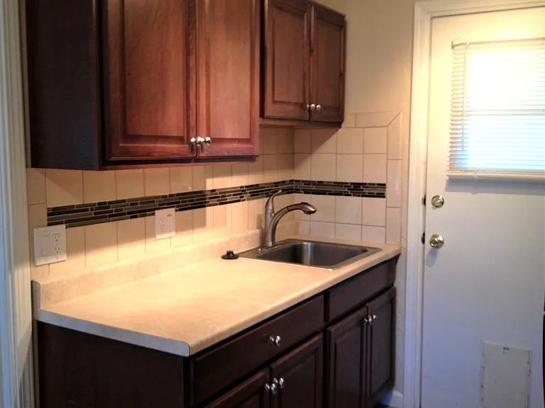 460 W 9th St — Photo 8