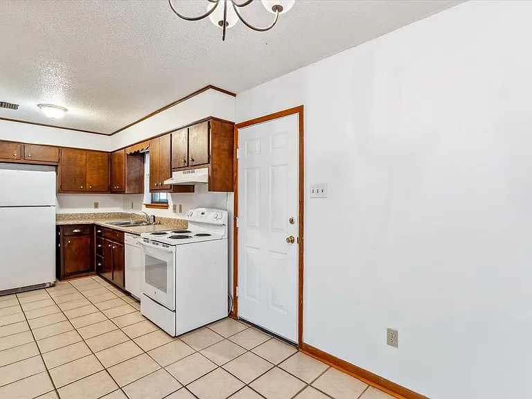 504 Farnell Ln — Photo 4