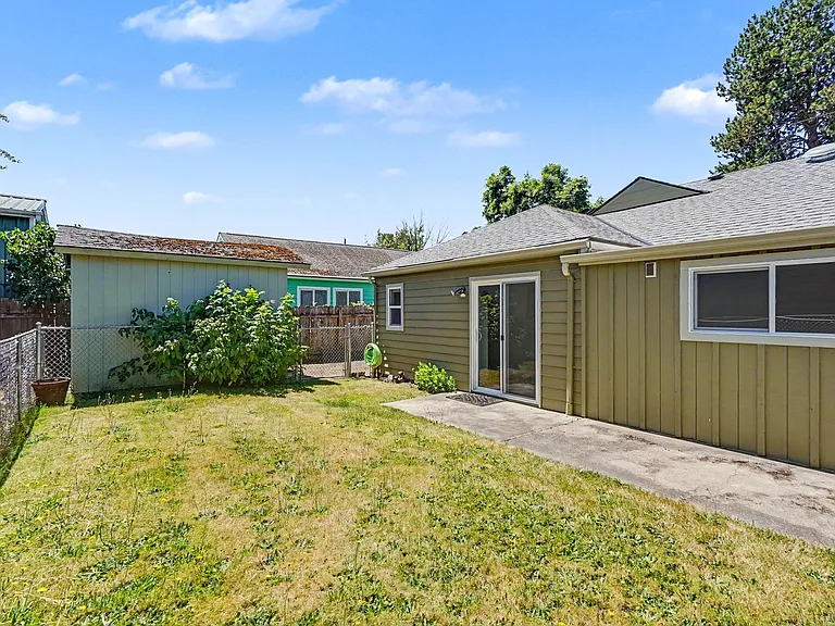 3080 Park Ave NE — Photo 33
