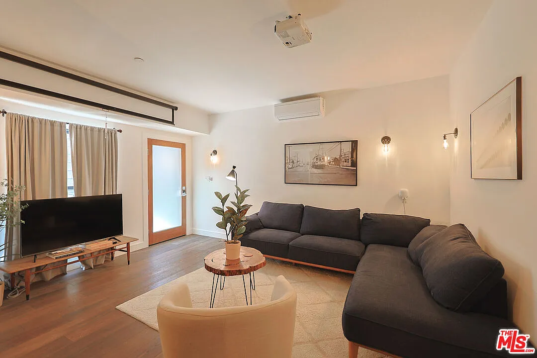 2 bed, 1.0 bath, 1100 sqft, $5,000 — Photo 4