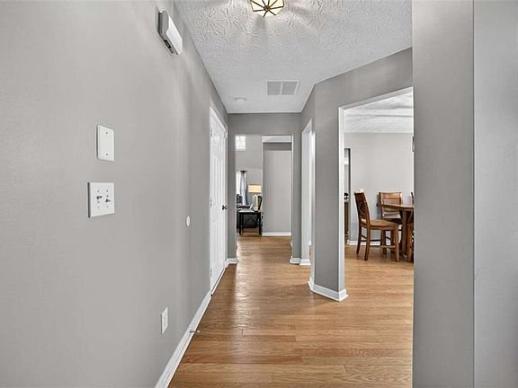 4th image of 402 Mount Laurel Dr