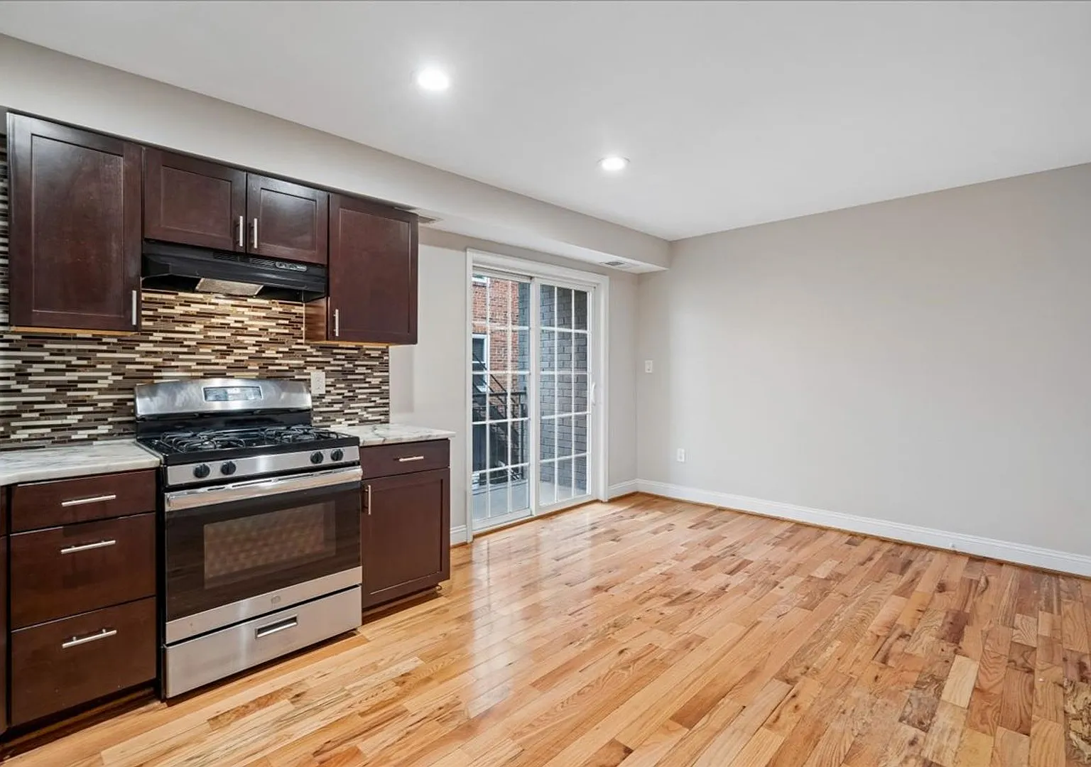 1 and 3 bedroom apartments with utilities — Photo 4