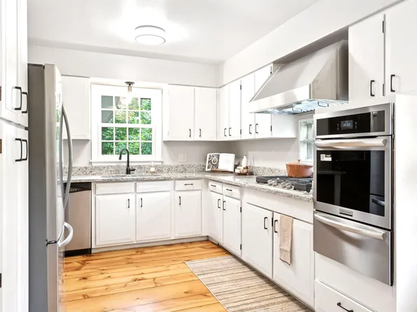 5005 W 60th St, Edina, MN 55436