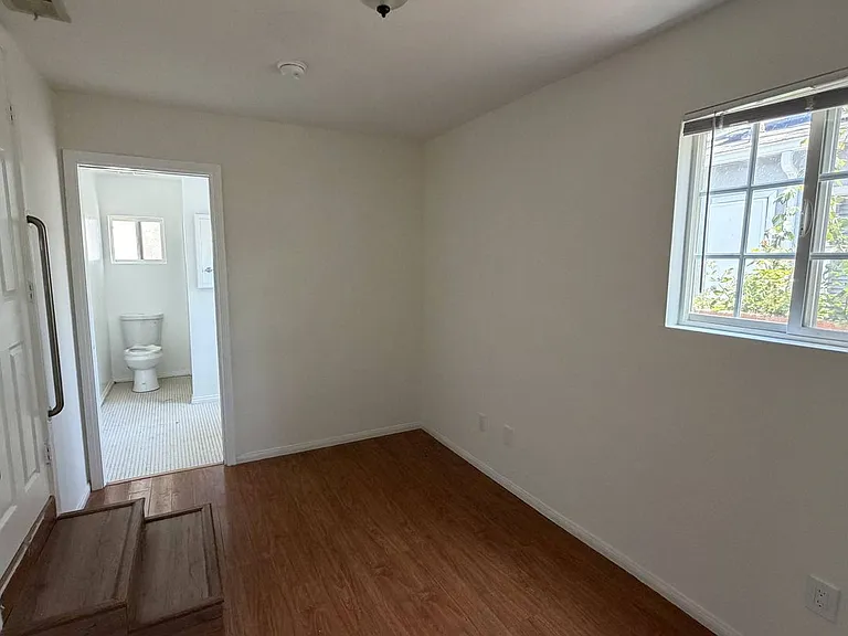 1104 N Frederic St — Photo 35