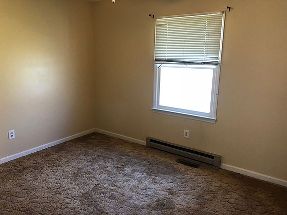 5th image of 261 Tindall St