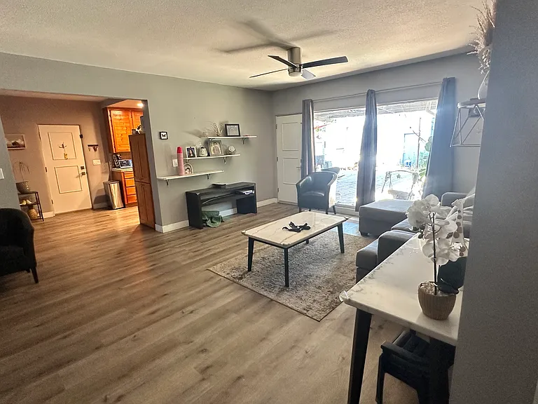 1009 Florence Ave — Photo 12