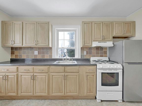 3rd image of 14 Oakridge Pl #2