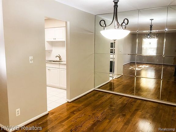 5th image of 885 N Old Woodward Ave APT 3