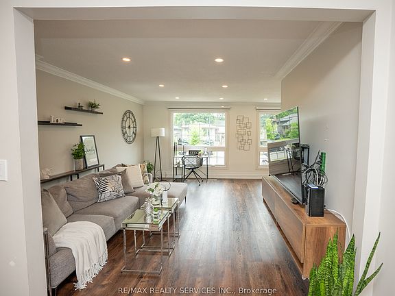 4th image of 3469 Caplan Cres
