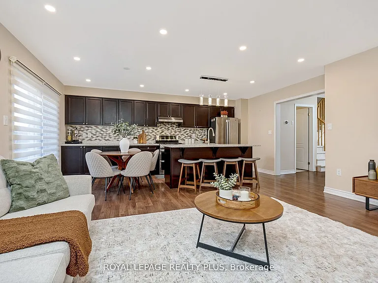 1542 Gainer Cres — Photo 1