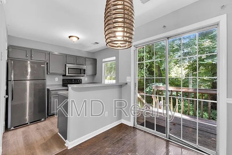 2 bed, 2.5 bath, 1008 sqft, $1,395 — Photo 3