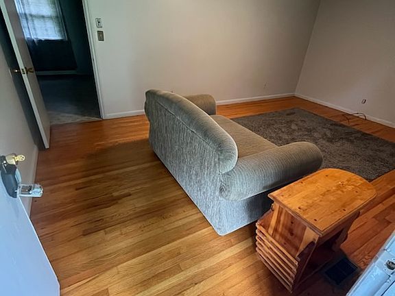 3rd image of 3013 Poplar Cir
