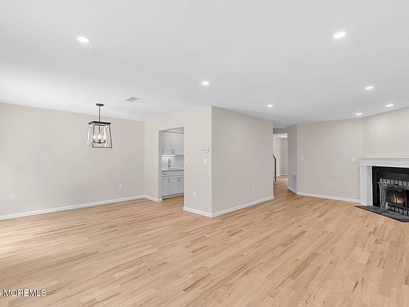 5th image of 14 Mayfair Court