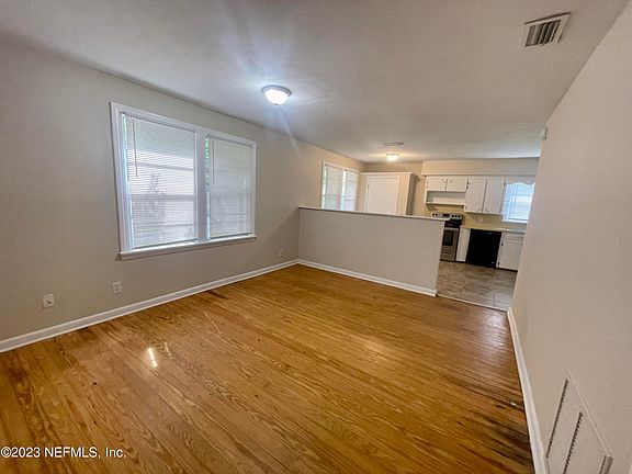 4th image of 4580 Colonial Ave