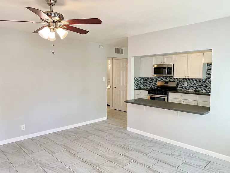 704 W 5th St #G — Photo 12