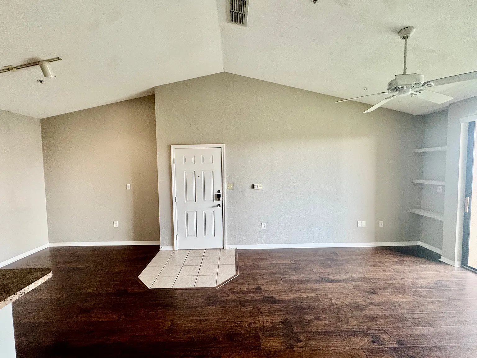 1 bed, 742 sqft, $1,600 — Photo 2
