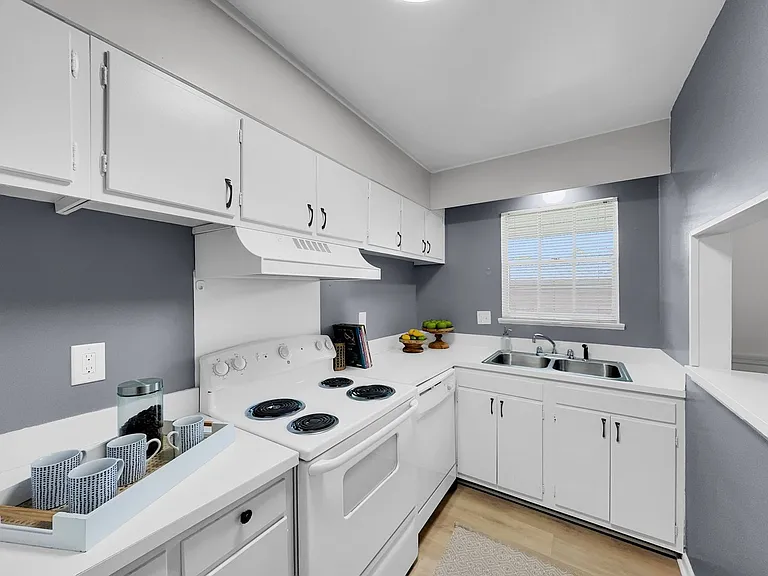 Chateau Orleans Apartments — Photo 48