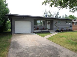 119 4th St SE, Garrison, ND 58540