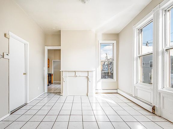 5th image of 590 Bramhall Ave