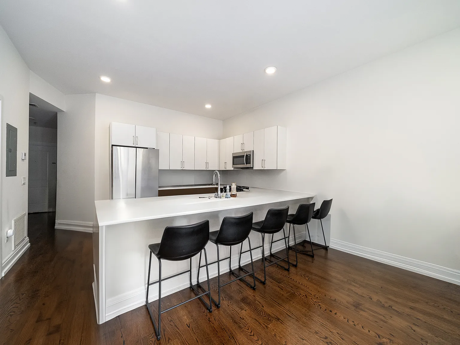 2 bed, 1000 sqft, $3,200 — Photo 2