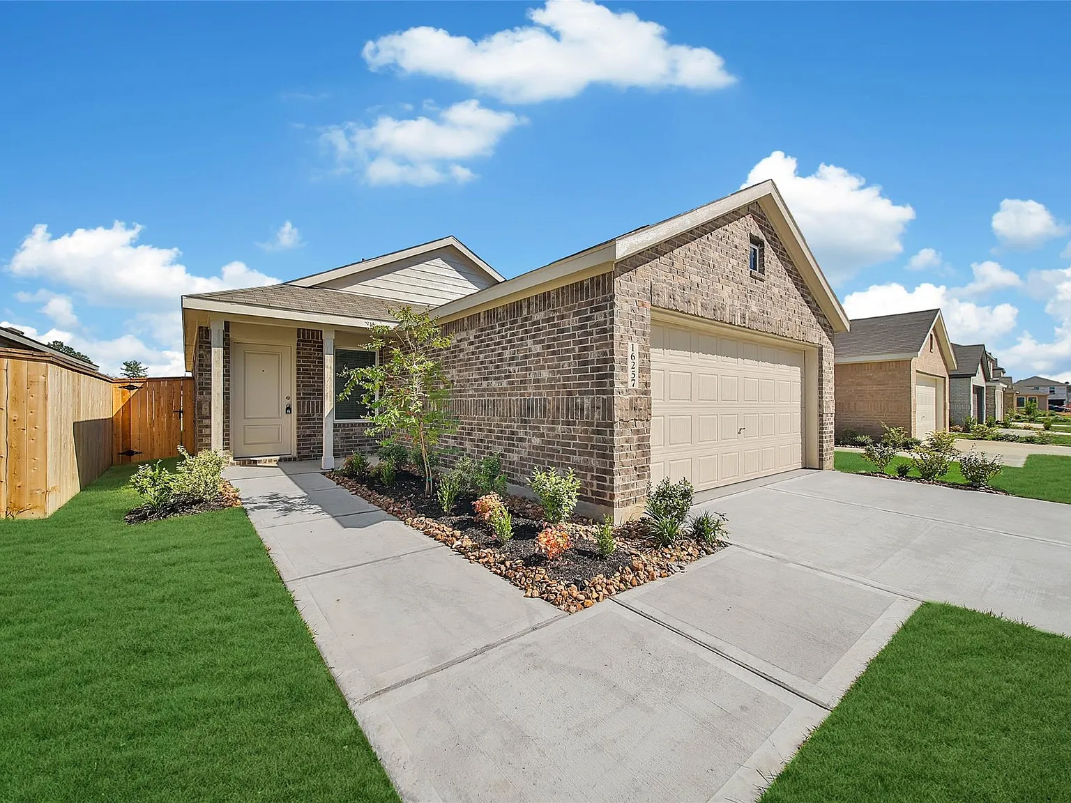 3 bed, 2.0 bath, 1311 sqft, $2,000 — Photo 2