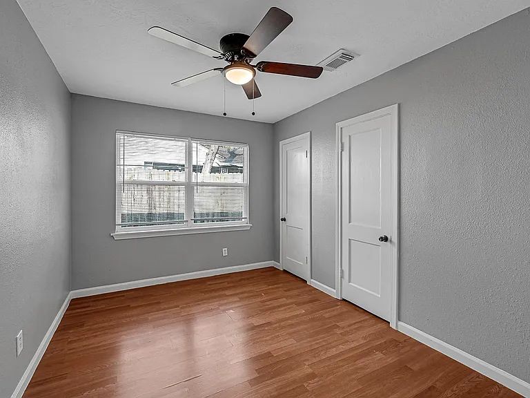 606 Burke Rd — Photo 3