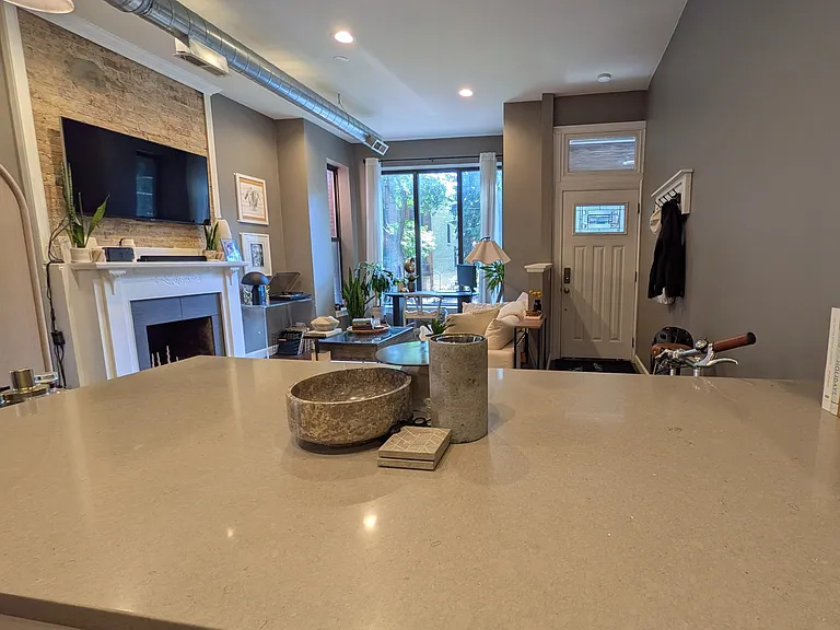 941 N Hoyne Ave #1 — Photo 18