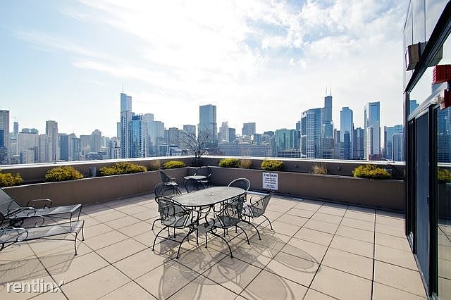 435 W. Erie Luxury Condo Rental 3