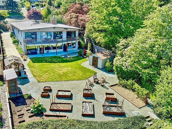 3rd image of 1367 Country Club Drive