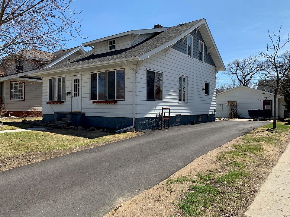 1st image of 319 Willow St E