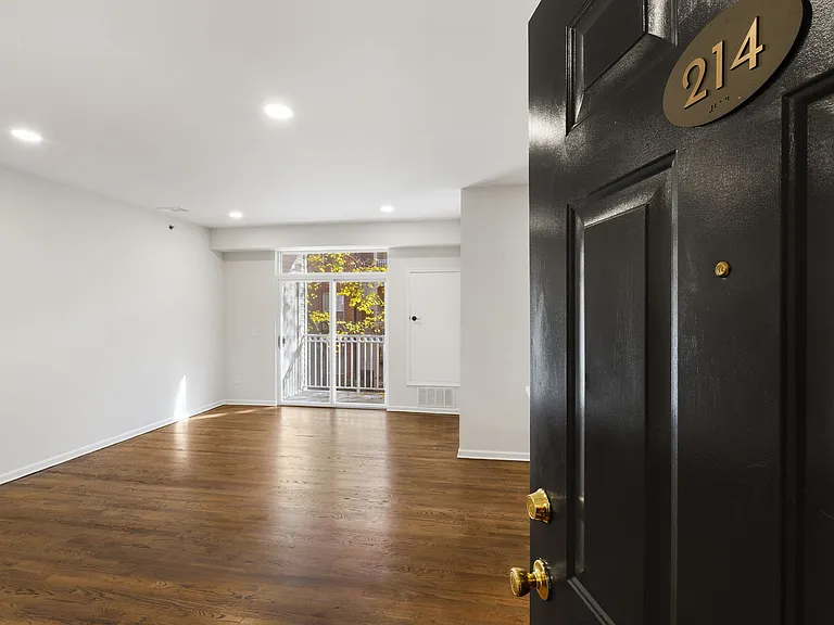 Columbia Court — Photo 44