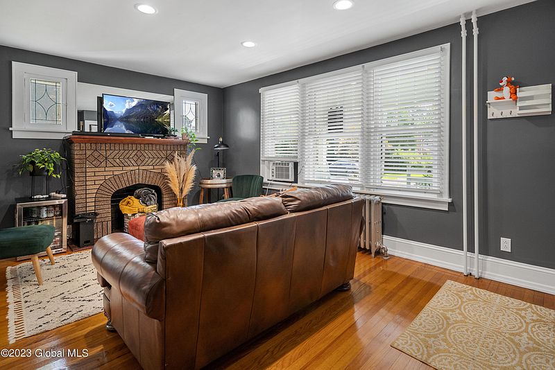 4th image of 23 Hamilton Avenue