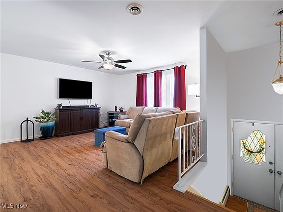 3rd image of 116 Woodcrest Ct