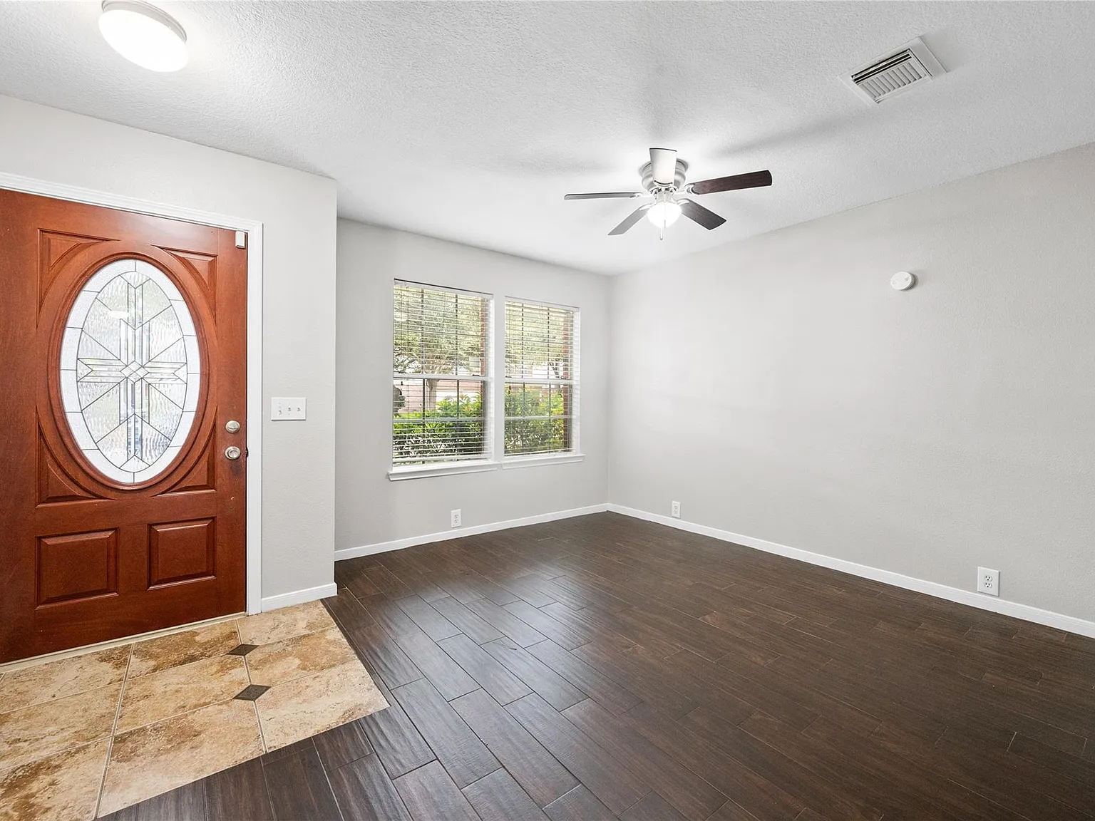 4 bed, 2.5 bath, 3140 sqft, $2,700 — Photo 4
