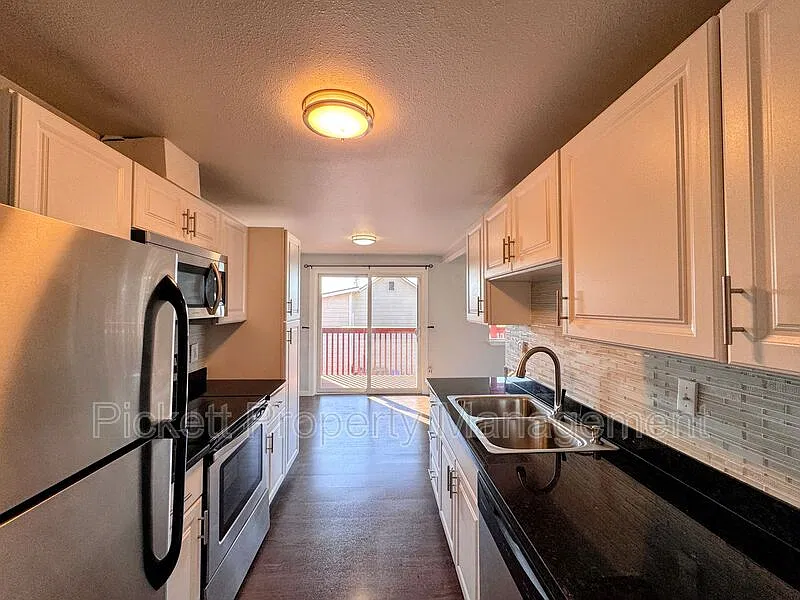 2 bed, 1.0 bath, 915 sqft, $1,500 — Photo 3