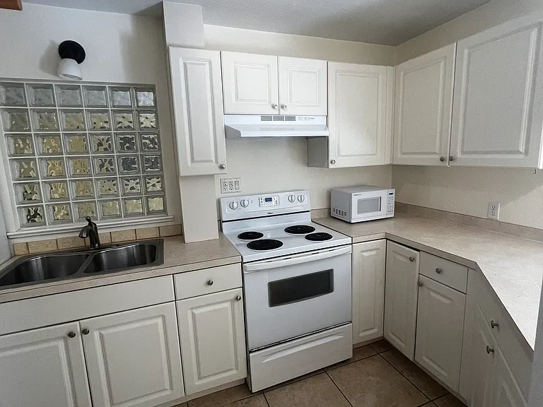 11195 Roseland Rd #1 — Photo 9