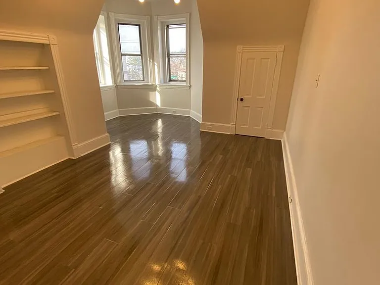 557 Centre Ave — Photo 3