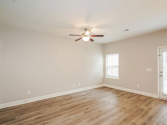 5th image of 1047 Chatsworth Dr