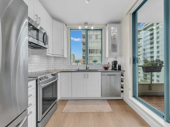140 E 14th St #801, North Vancouver, BC V7L 2N3