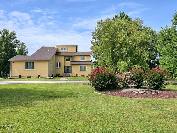 2nd image of 2000 Amber Ln