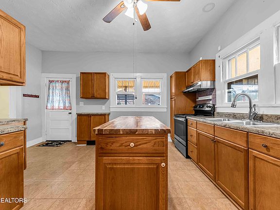 4th image of 2415 Holbrook Dr