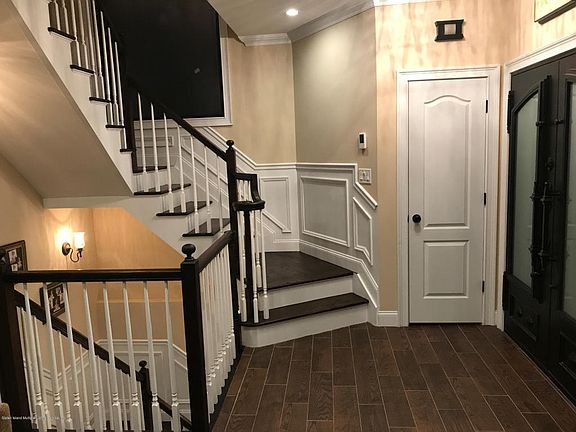 5th image of 224 Dutchess Ave
