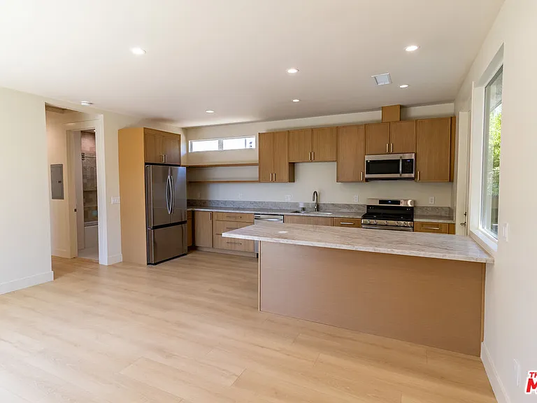 821 S Muirfield Rd — Photo 6